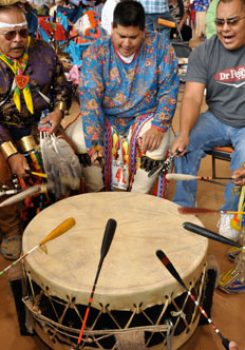 canadian-culture1_indegenous w drums 2